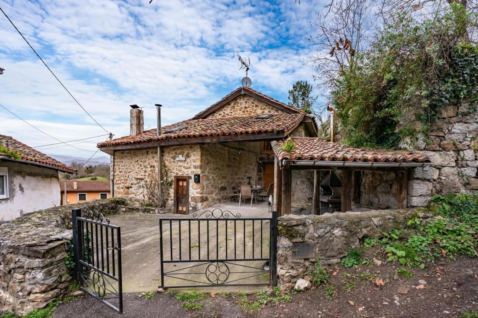 Casa Rural La Carrozal Senda Del Oso Orelleiru Eksteriør billede